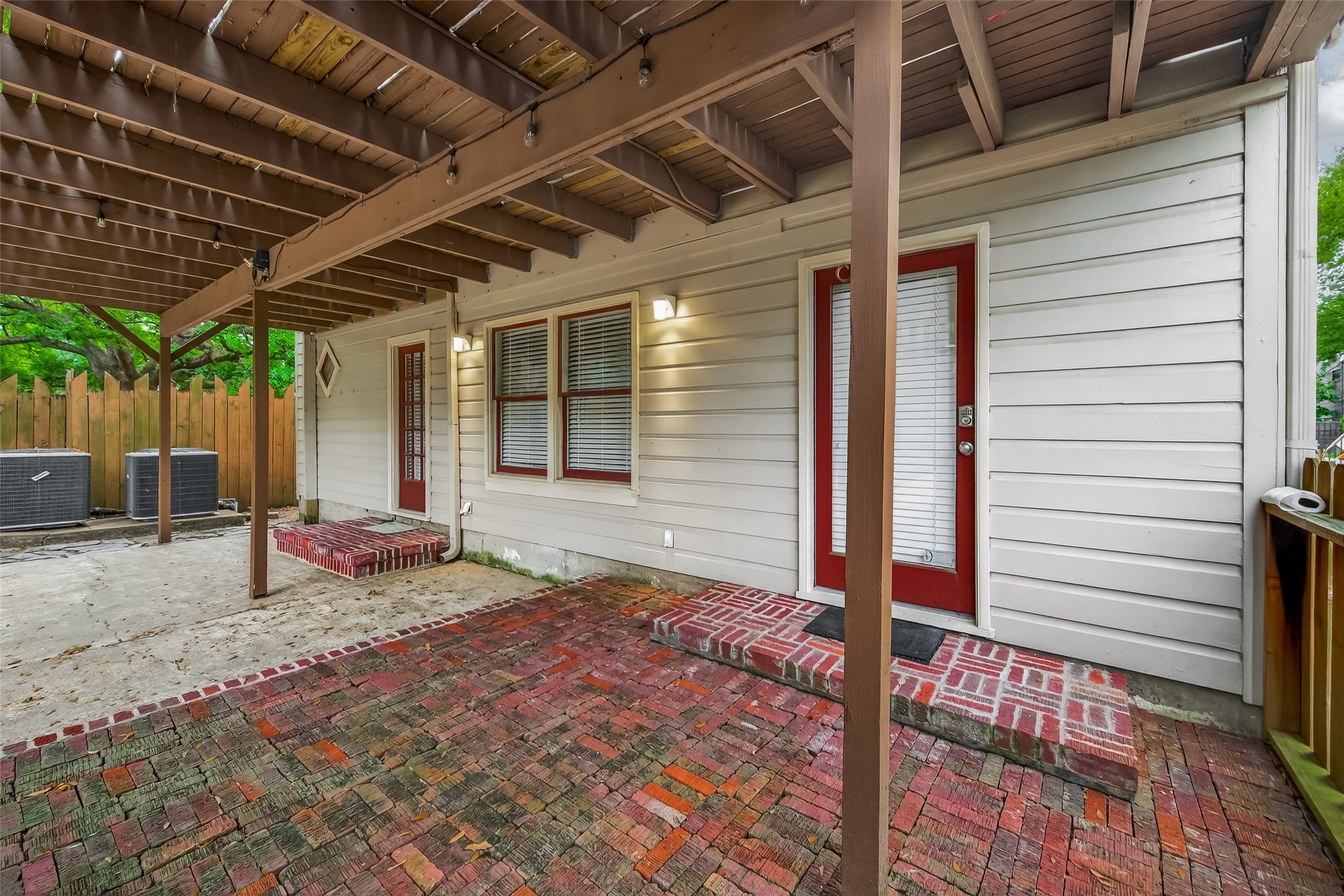 1807 Crocker Street, Unit A Houston, TX 77006 - Photo 31 of 37 a front view of a house with stairs
