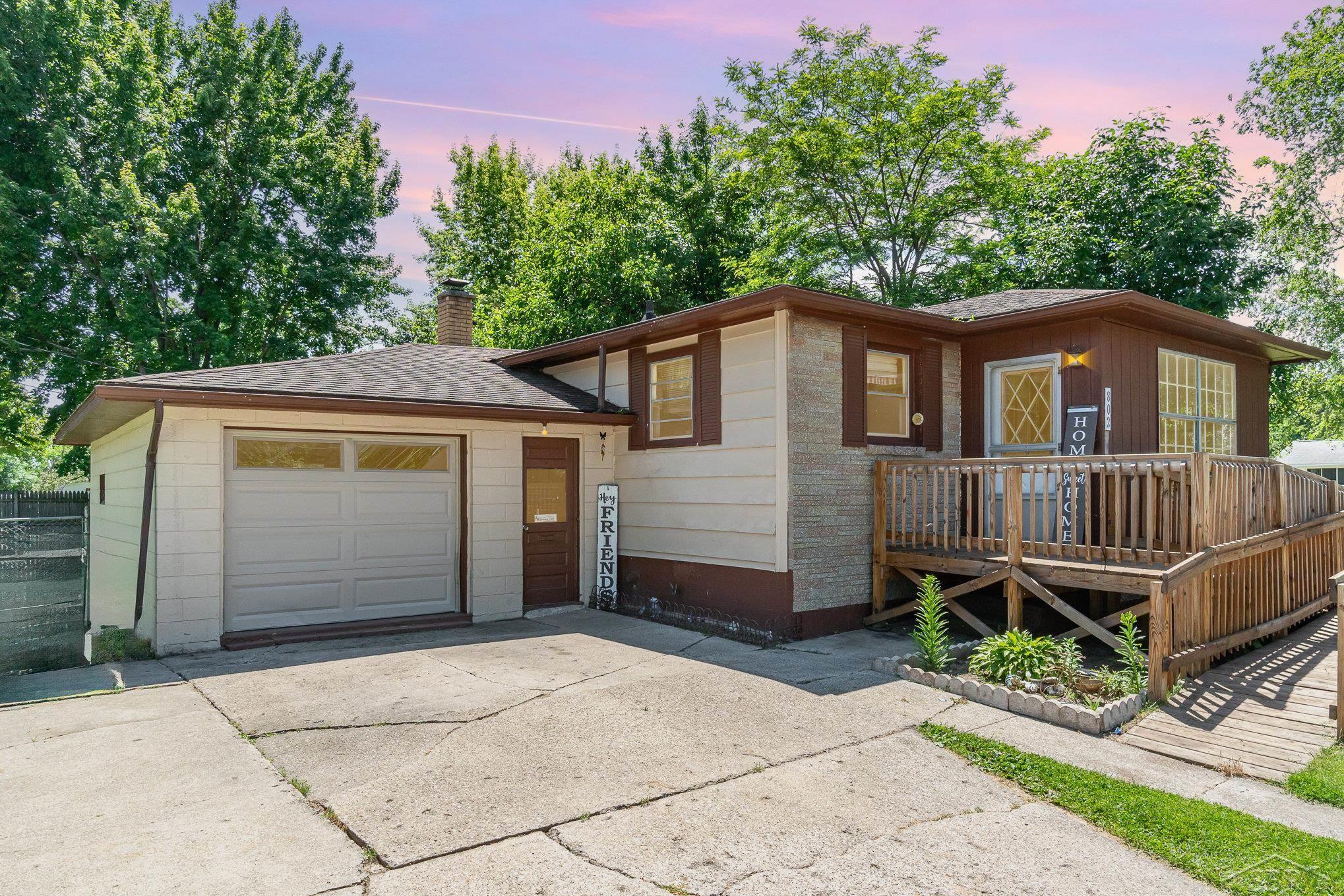 802 24th Street Bay City, MI 48708 - Photo 1 of 22 50145450-236e6a6b-fd36-48a3-9e7d-47f77364eb91.JPG