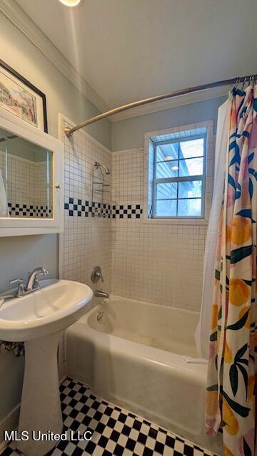 1701 Eastwood Road Natchez, MS 39120 - Photo 17 of 20 Hall bathroom