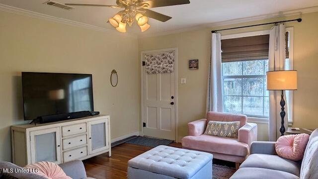 1701 Eastwood Road Natchez, MS 39120 - Photo 5 of 20 Living room 2