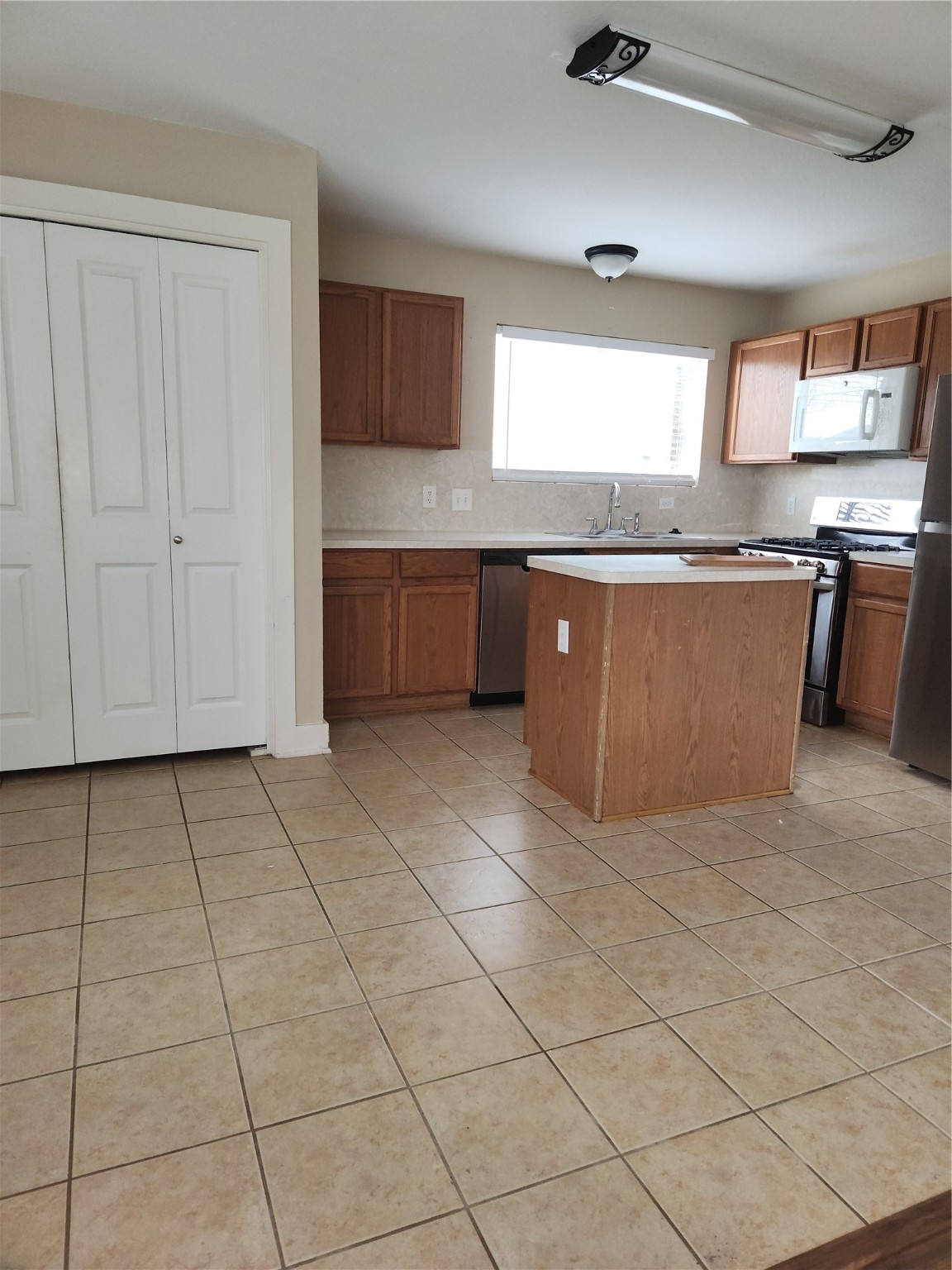 819 Lightningbug Lane Conroe, TX 77301 - Photo 6 of 12