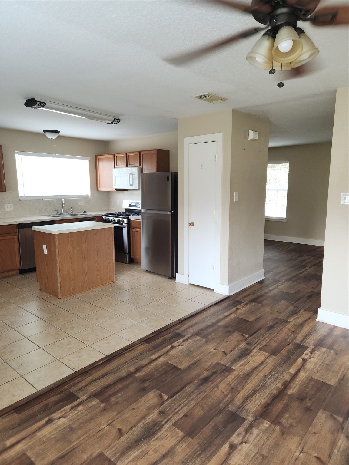 819 Lightningbug Lane Conroe, TX 77301 - Photo 7 of 12