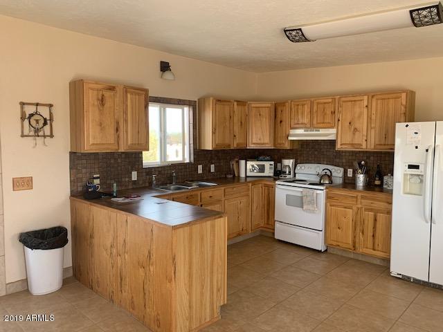 9026 North Page Road Florence, AZ 85132 - Photo 9 of 18 Open kitchen