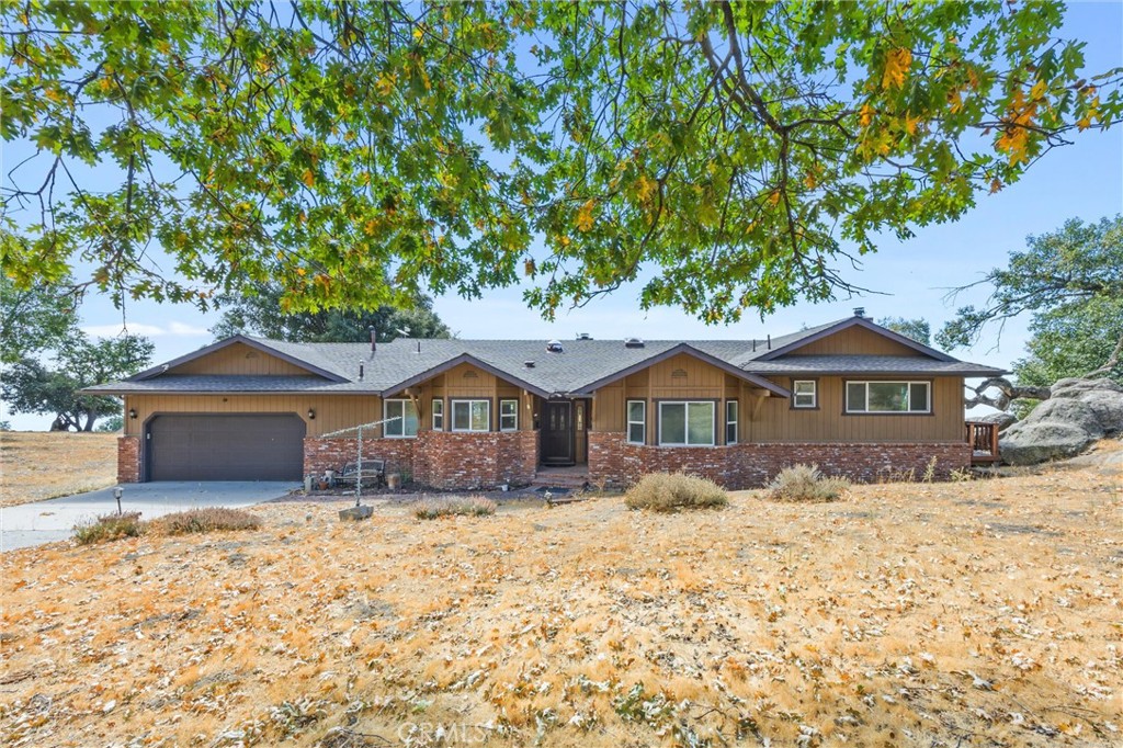 26511 Teal Court Tehachapi, CA 93561 - Photo 5 of 68 a front view of a house with a yard
