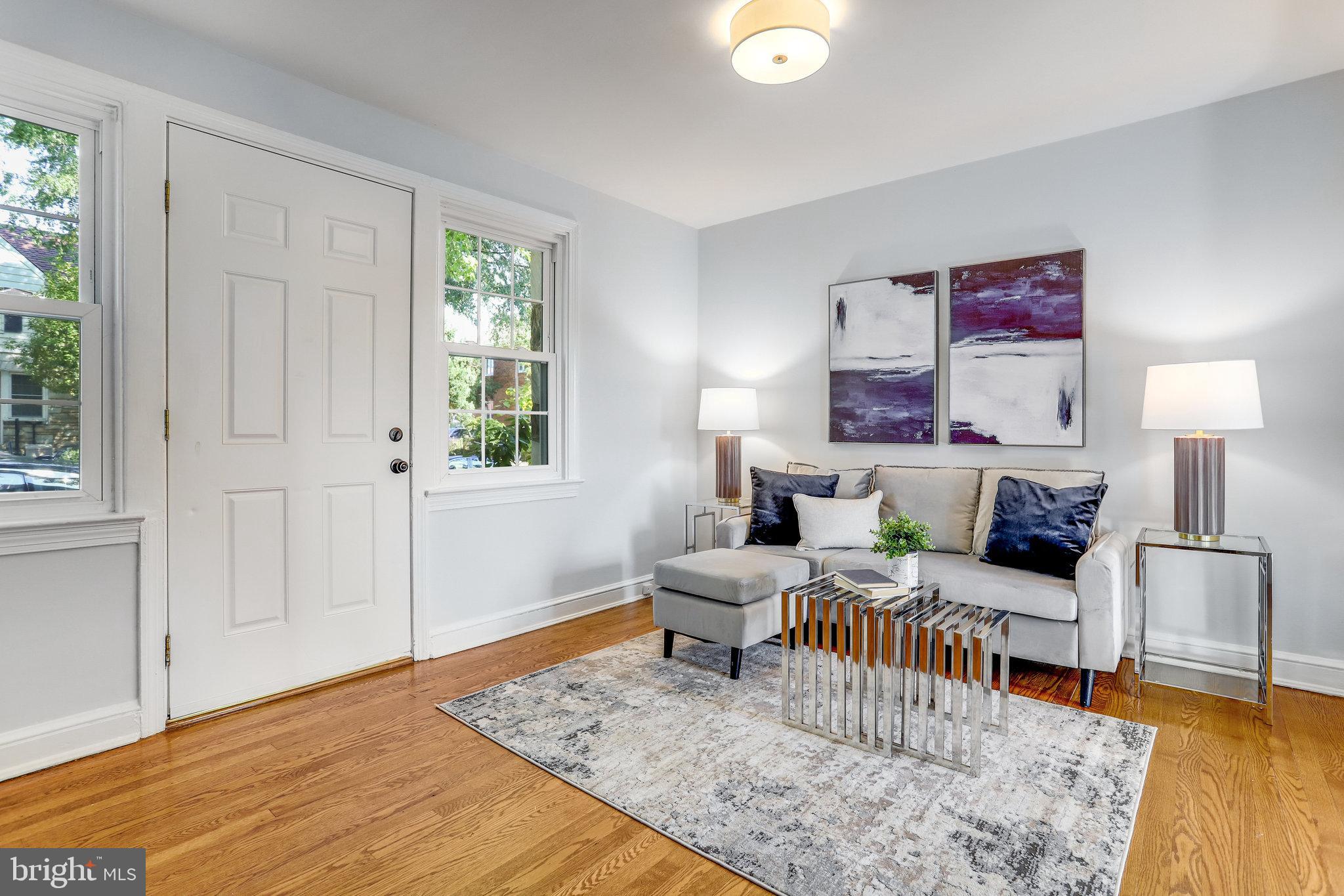 4766 21st Road North Arlington, VA 22207 - Photo 4 of 41 Open and bright living room