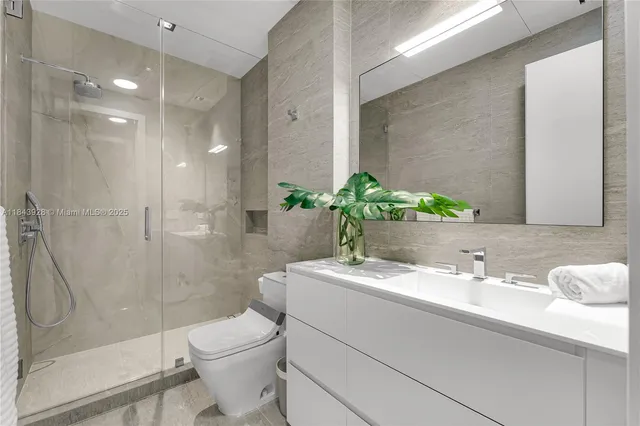 $8,900,000 | 620 Ocean Boulevard, Golden Beach, FL 33160