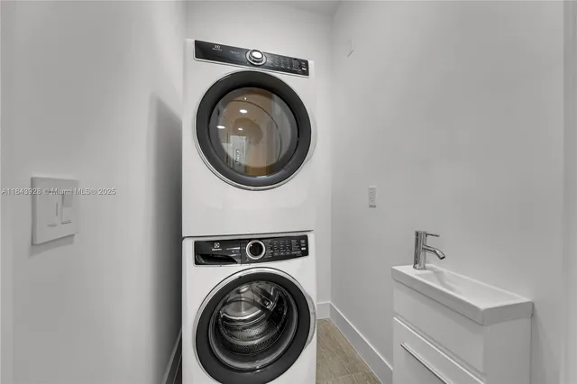 $8,900,000 | 620 Ocean Boulevard, Golden Beach, FL 33160