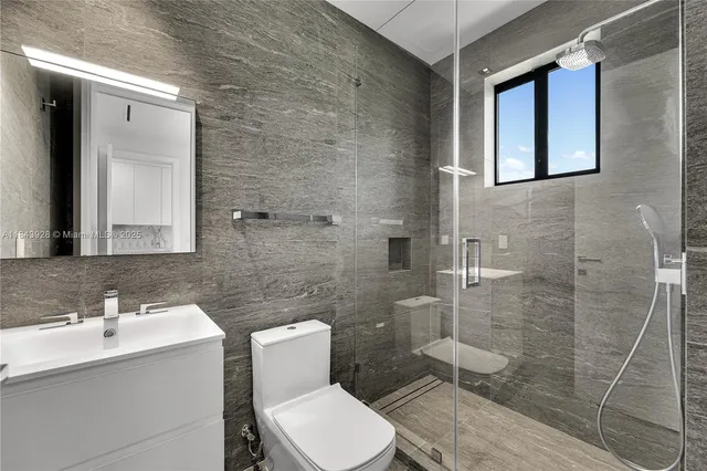 $8,900,000 | 620 Ocean Boulevard, Golden Beach, FL 33160