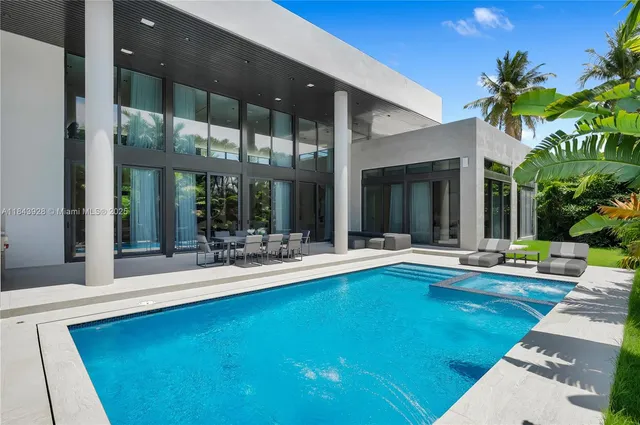 $8,900,000 | 620 Ocean Boulevard, Golden Beach, FL 33160