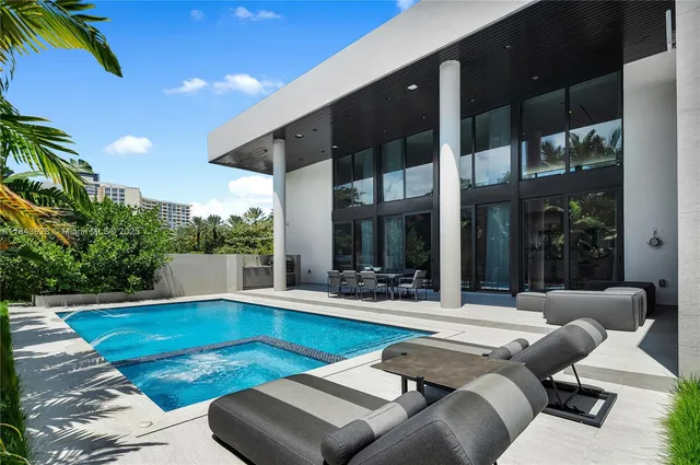 $8,900,000 | 620 Ocean Boulevard, Golden Beach, FL 33160