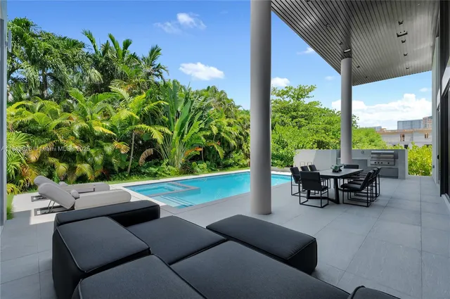 $8,900,000 | 620 Ocean Boulevard, Golden Beach, FL 33160