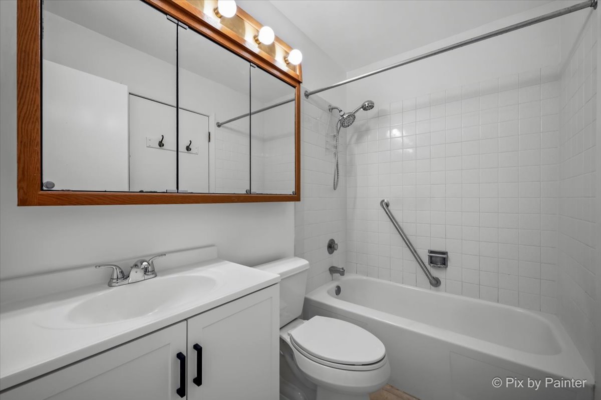 20 Red Oak Trail Cary, IL 60013 - Photo 19 of 27 a bathroom with a sink a toilet and shower