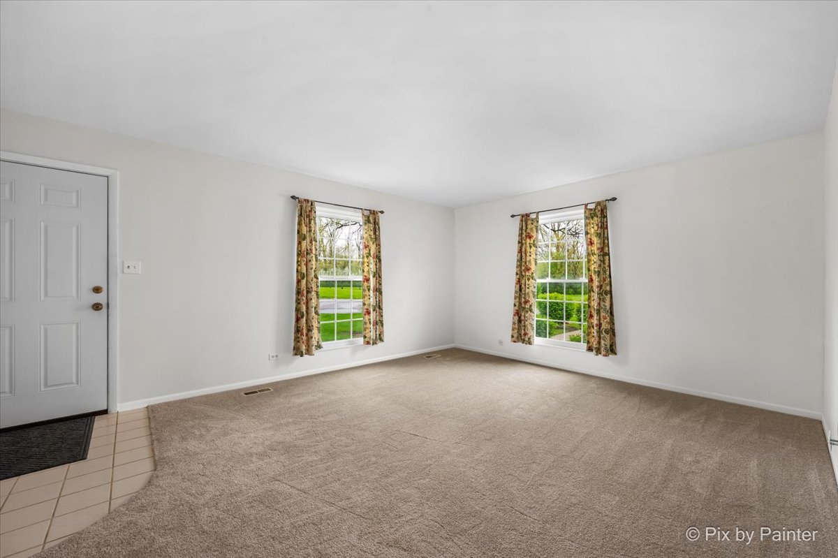 20 Red Oak Trail Cary, IL 60013 - Photo 7 of 27 an empty room with windows