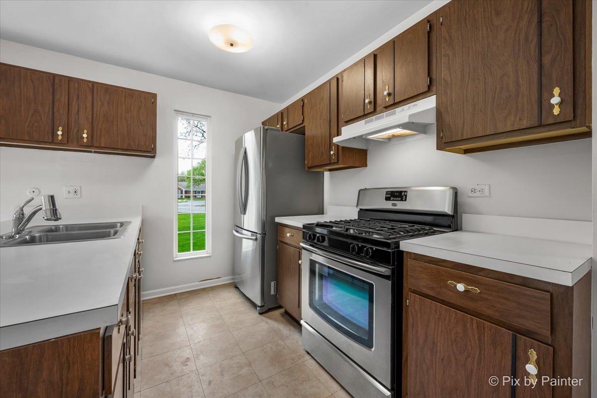 20 Red Oak Trail Cary, IL 60013 - Photo 9 of 27 a kitchen with stainless steel appliances granite countertop a stove a sink and a refrigerator