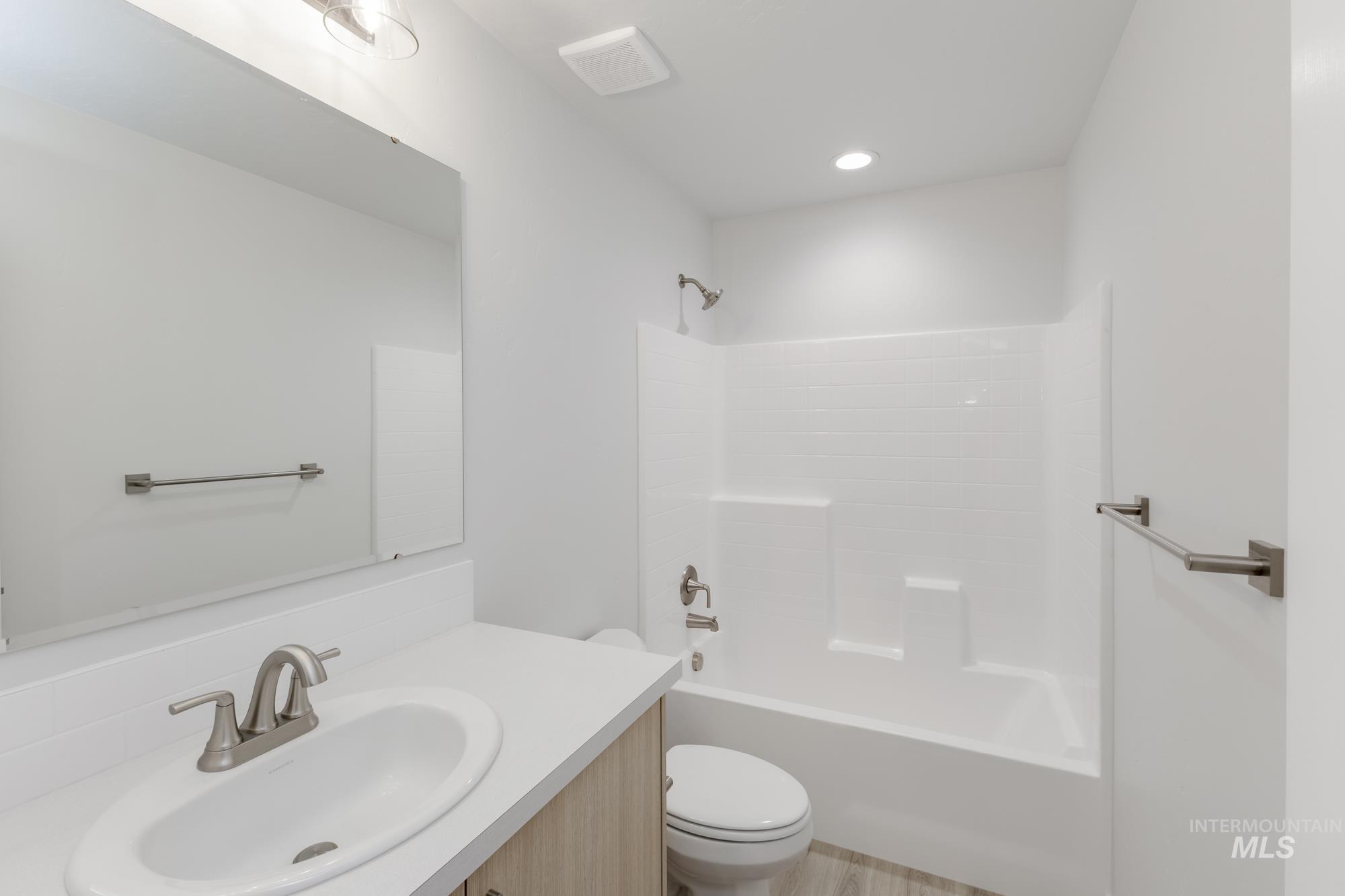 1716 North Birch Street Jerome, ID 83338 - Photo 9 of 16 Full bathroom with vanity and tub / shower combination