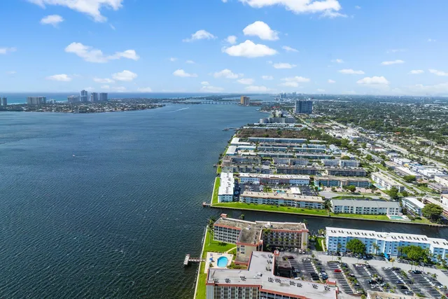 $2,000 | 100 Shore Court, Unit 105, North Palm Beach, FL 33408