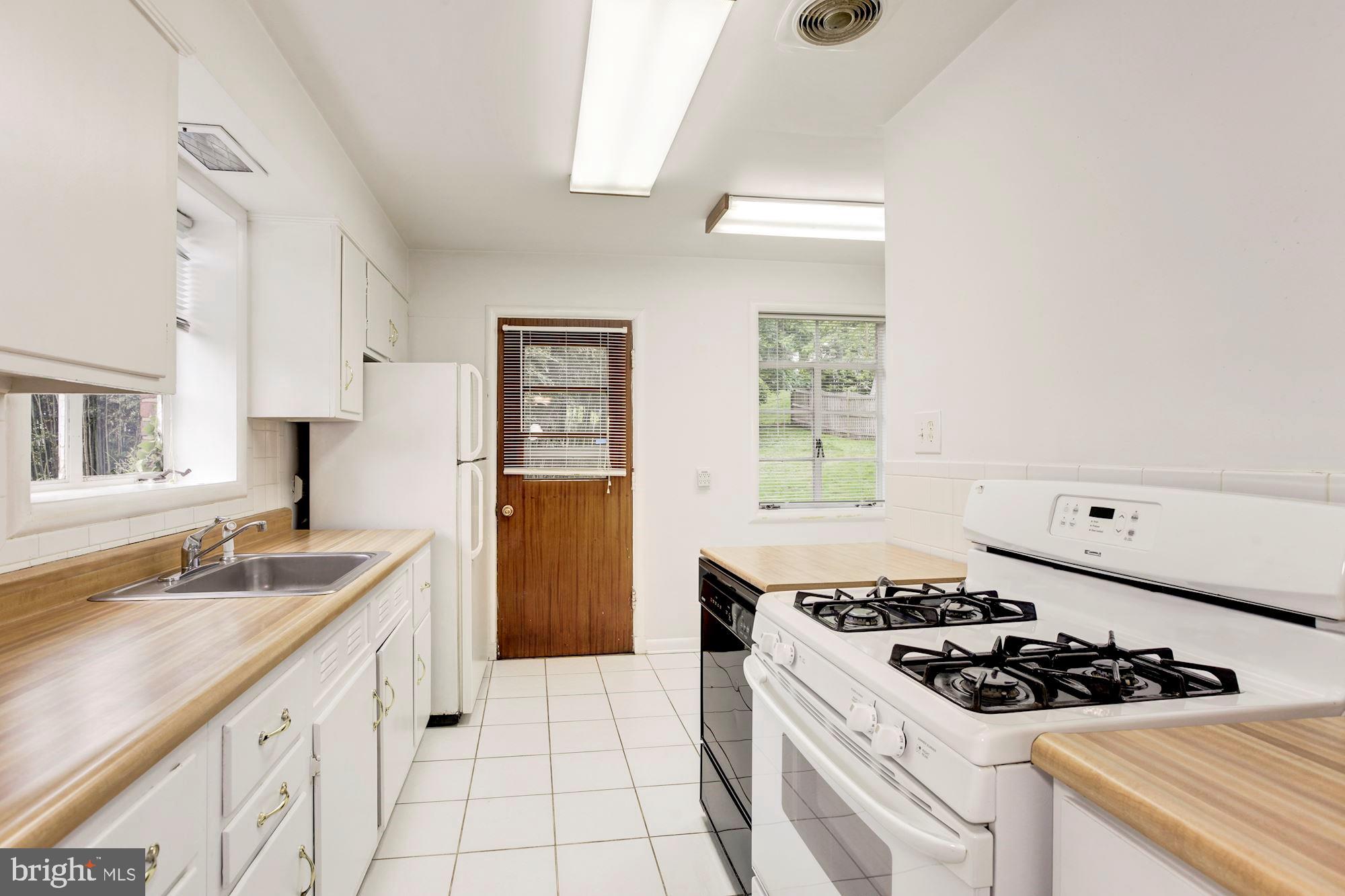 4625 Edgefield Road Bethesda, MD 20814 - Photo 7 of 27 Kitchen