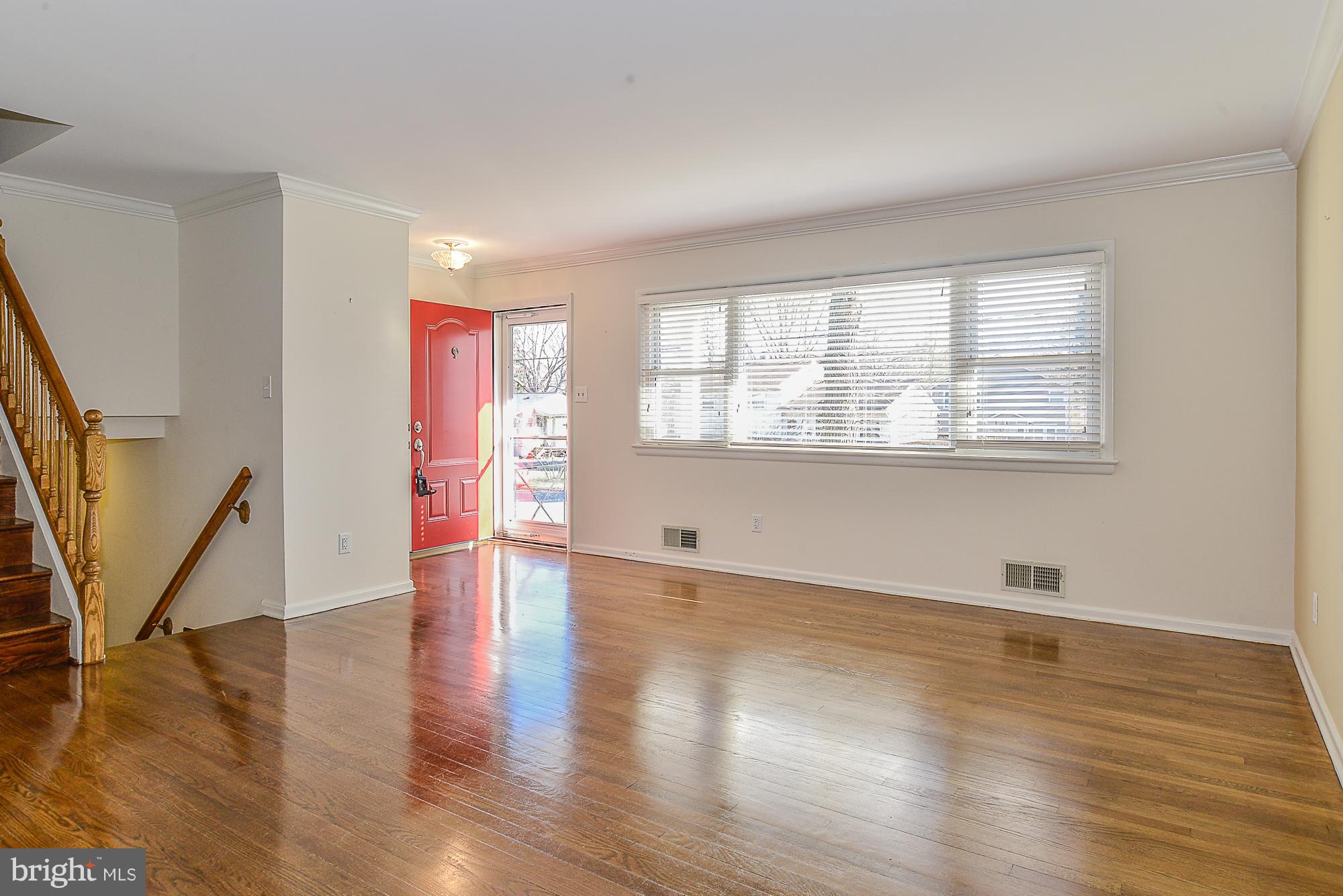 310 Cabin Road Southeast Vienna, VA 22180 - Photo 2 of 27 Living Room
