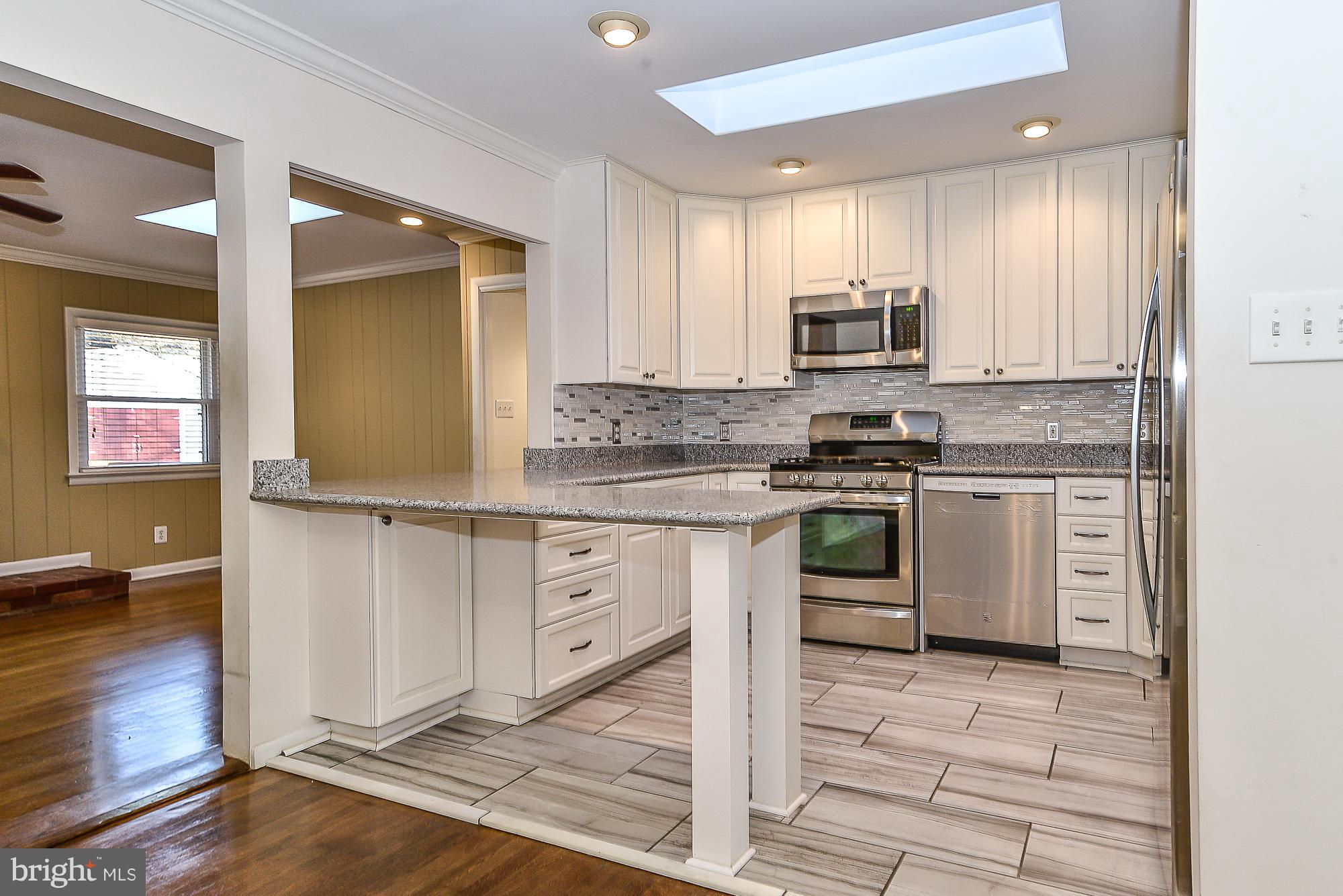 310 Cabin Road Southeast Vienna, VA 22180 - Photo 4 of 27 Kitchen