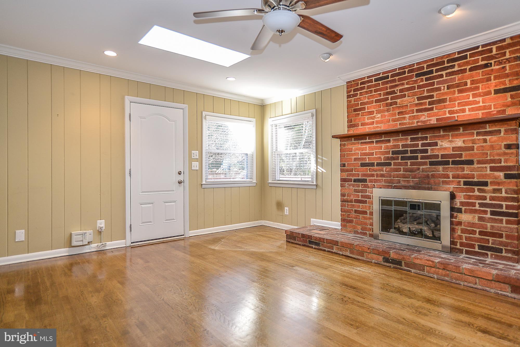 310 Cabin Road Southeast Vienna, VA 22180 - Photo 7 of 27 Family Room