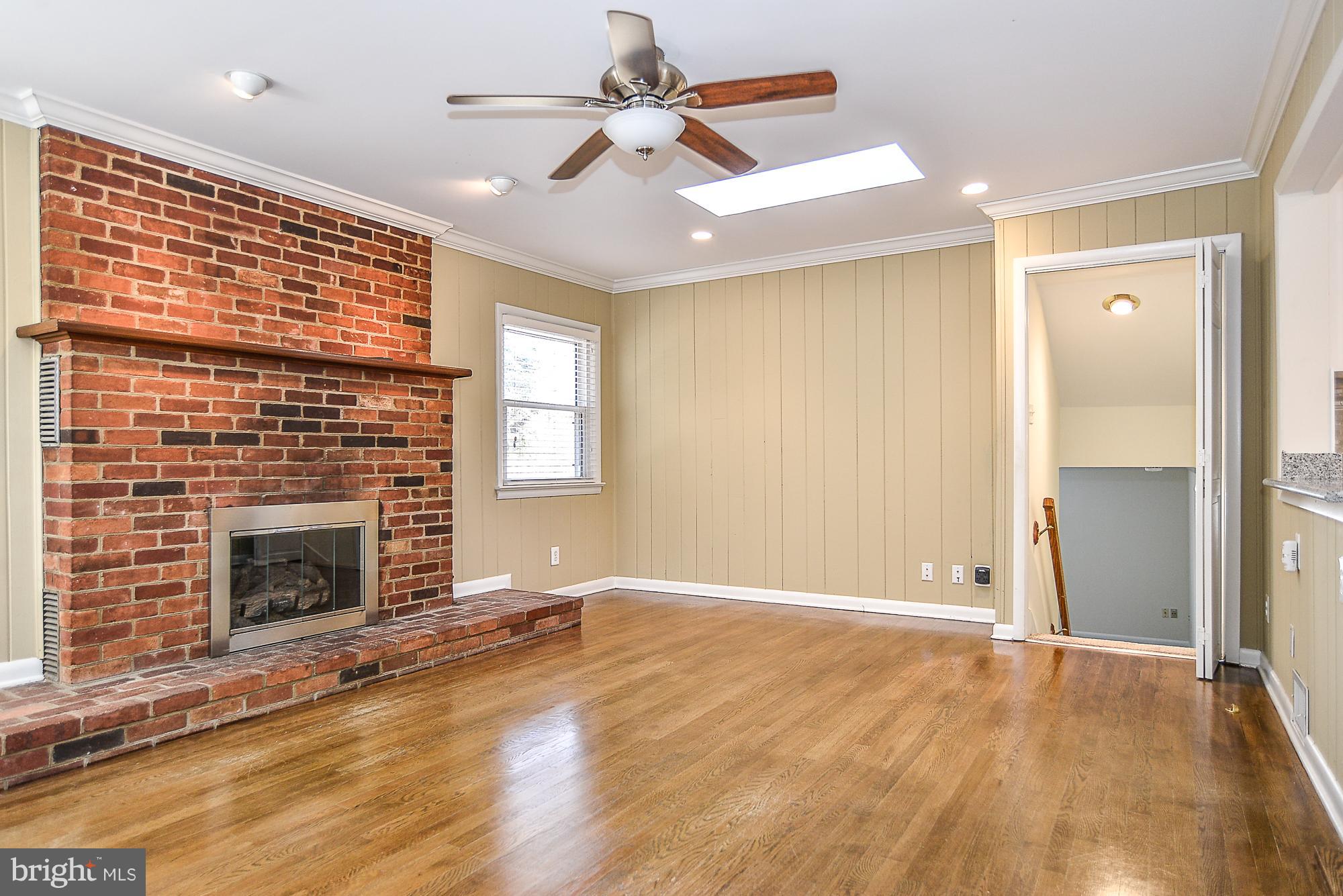 310 Cabin Road Southeast Vienna, VA 22180 - Photo 8 of 27 Family Room