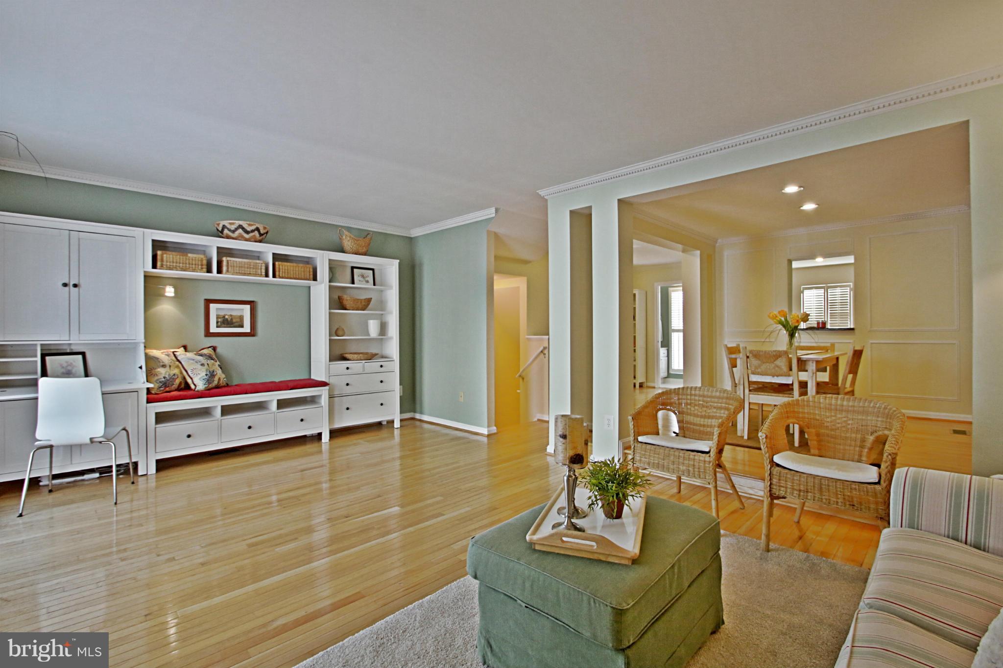 12071 Edgemere Circle Reston, VA 20190 - Photo 8 of 30 Living Room