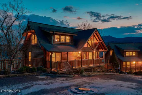 $945,000 | 1734 Summit View Way, Pigeon Forge, TN 37862