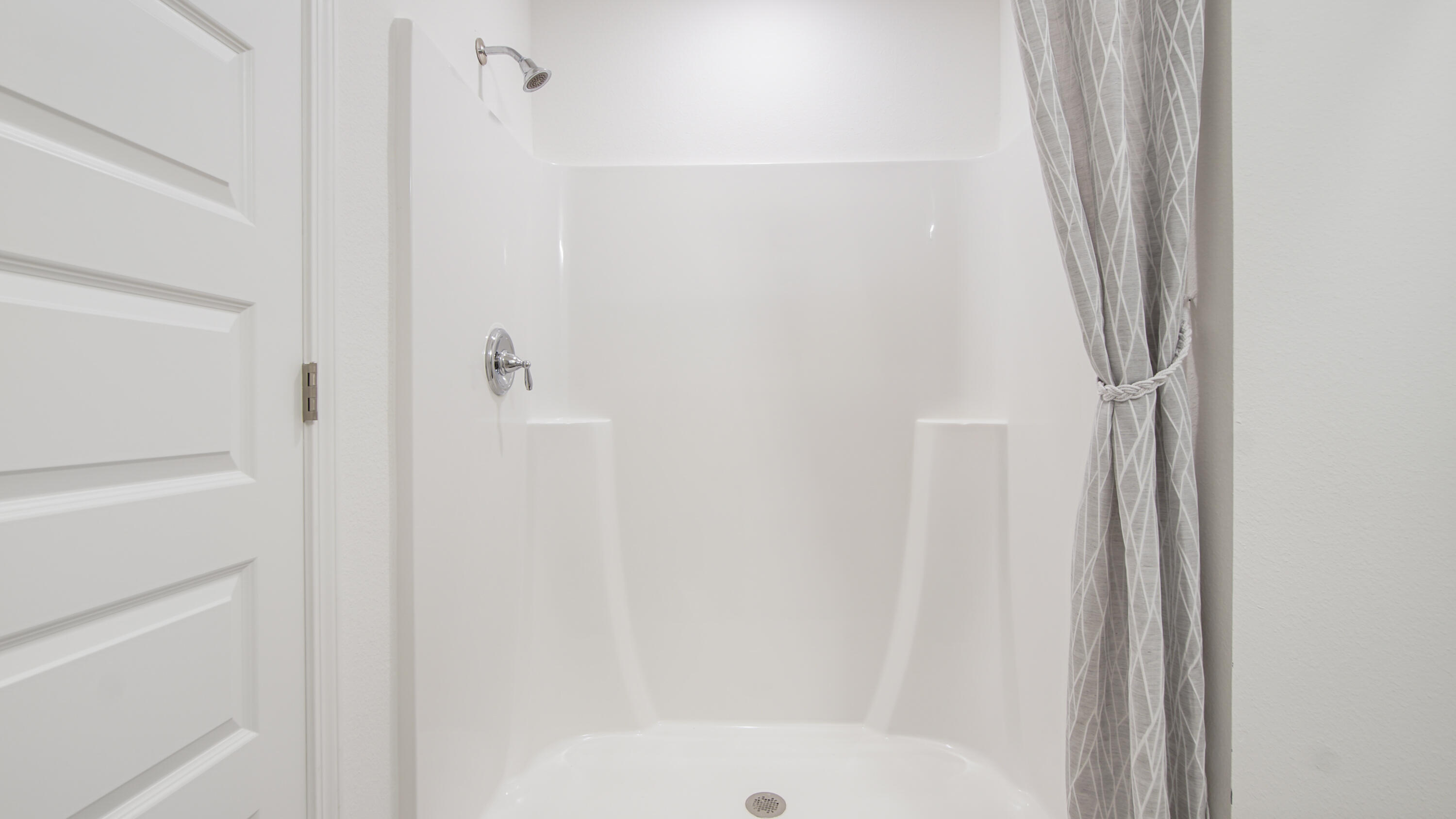 23 Riverwalk Circle Freeport, FL 32439 - Photo 16 of 35 a bathroom with a bathtub