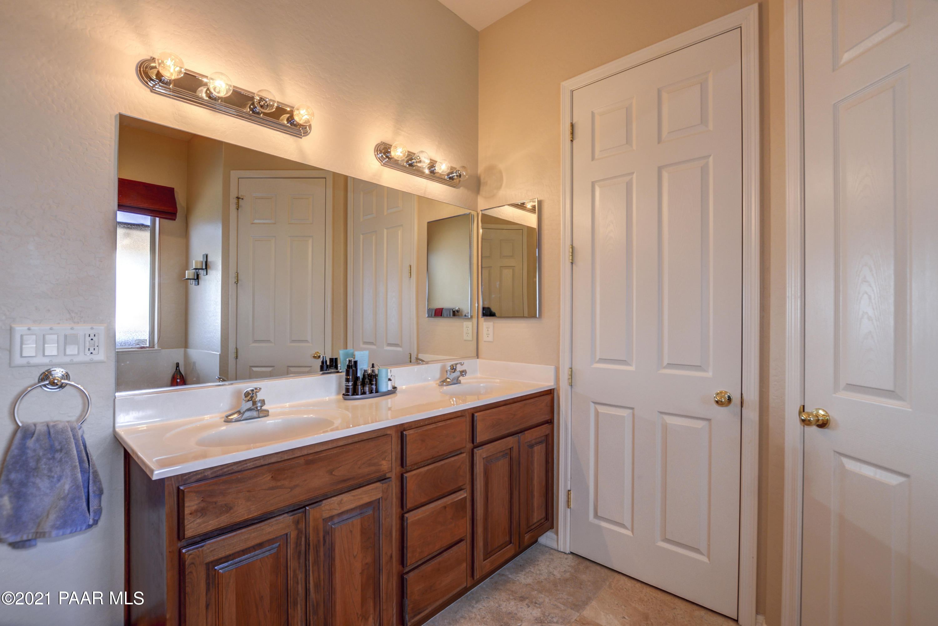 6582 Farmstead Road, Unit 3 Prescott Valley, AZ 86314 - Photo 15 of 41 a bathroom with 2 sink and a mirror