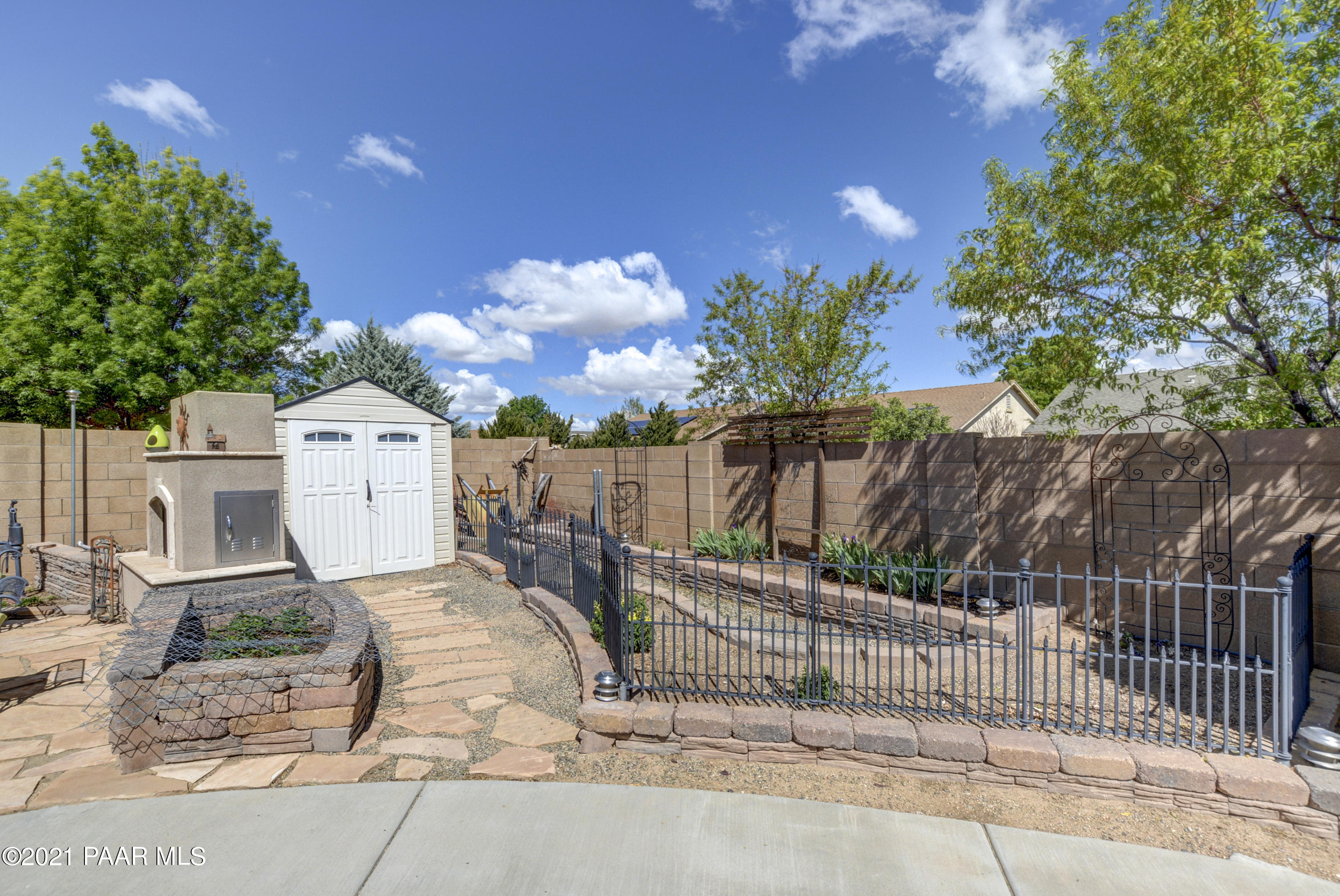 6582 Farmstead Road, Unit 3 Prescott Valley, AZ 86314 - Photo 28 of 41 a view of a yard with wooden fence