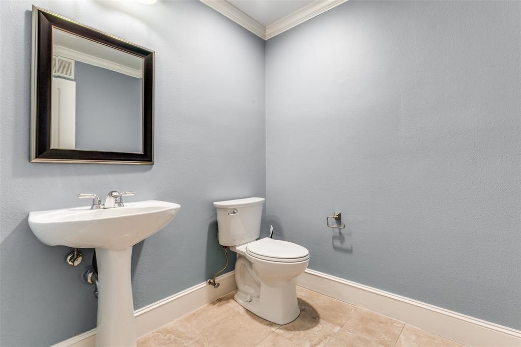 5055 Addison Circle, Unit 205 Addison, TX 75001 - Photo 20 of 24 Guest bathroom