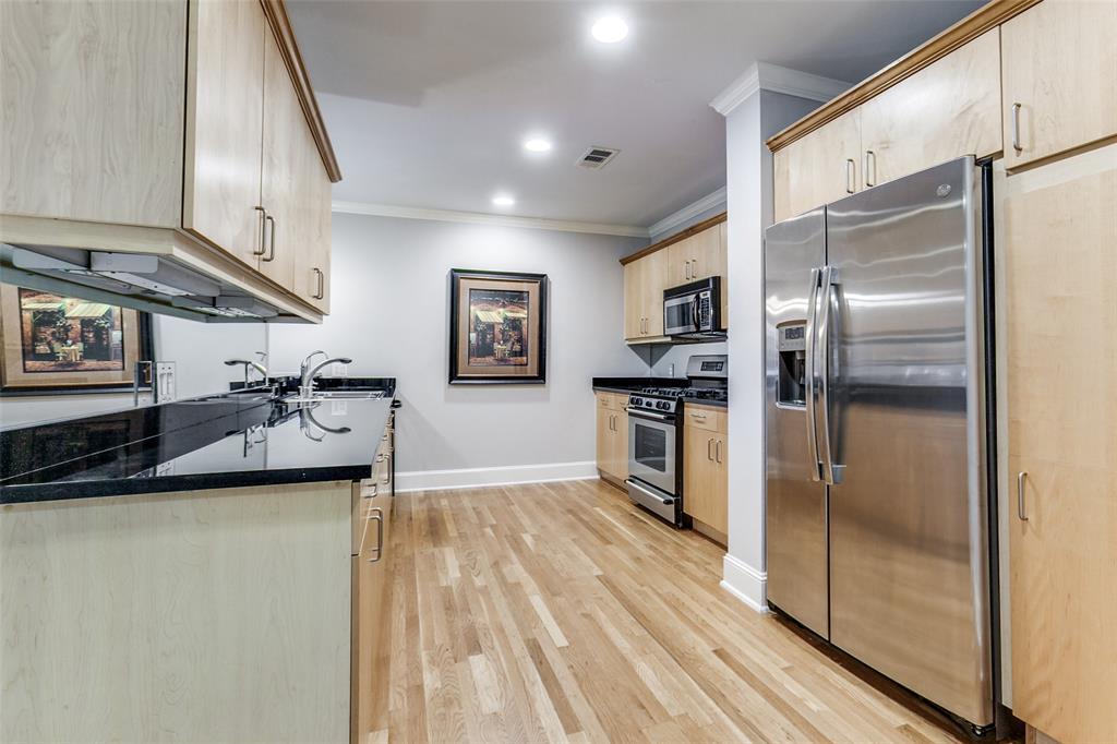 5055 Addison Circle, Unit 205 Addison, TX 75001 - Photo 7 of 24 Stainless and black appliances