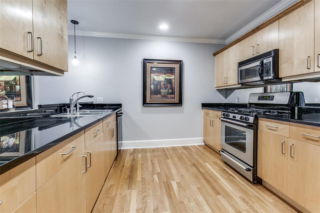 5055 Addison Circle, Unit 205 Addison, TX 75001 - Photo 8 of 24 Gas Range for the Chef