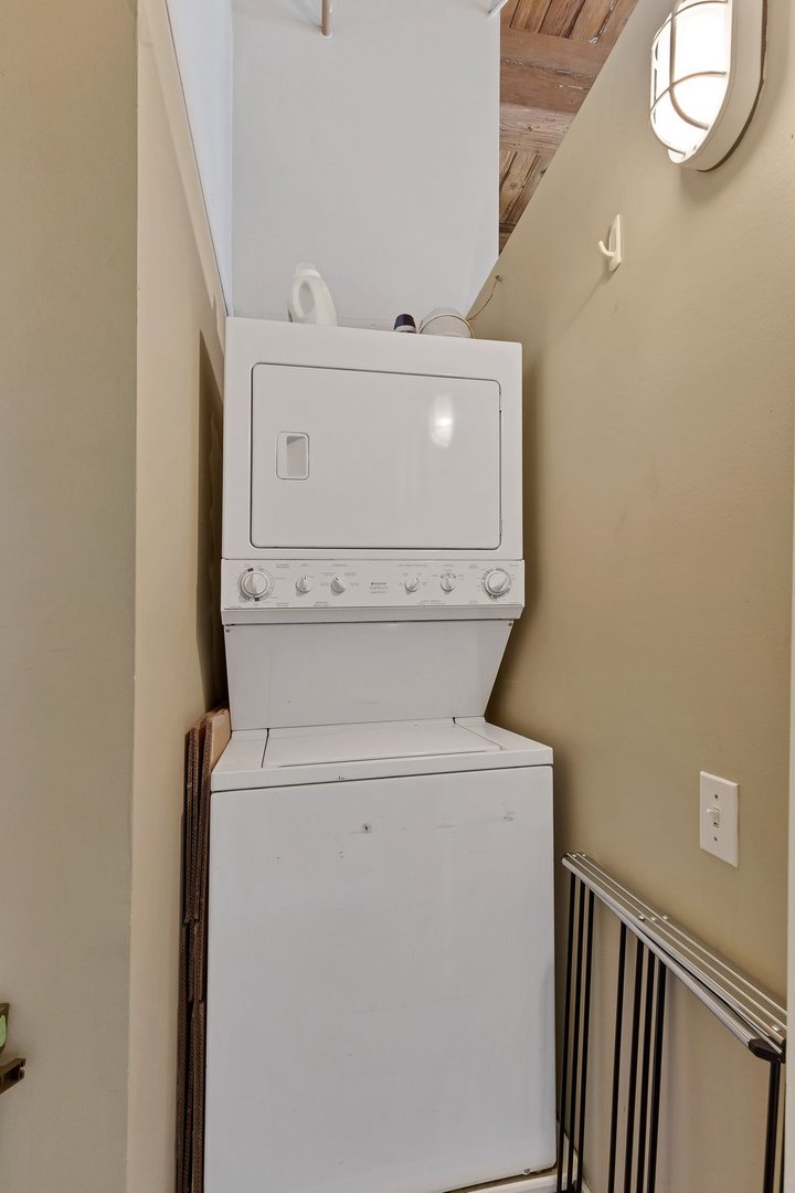 550 West Harrison Street, Unit 353 Chicago, IL 60607 - Photo 11 of 16 a utility room with dryer and washer