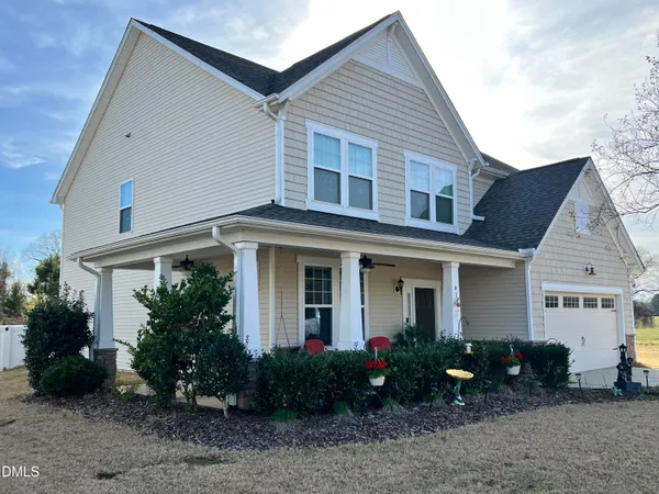 a view of a house with backyard and garden