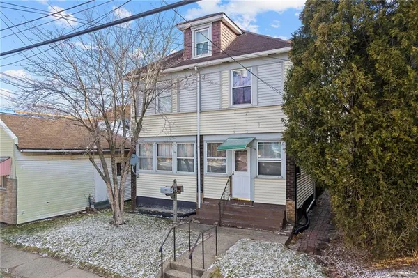 a view of a house with a yard