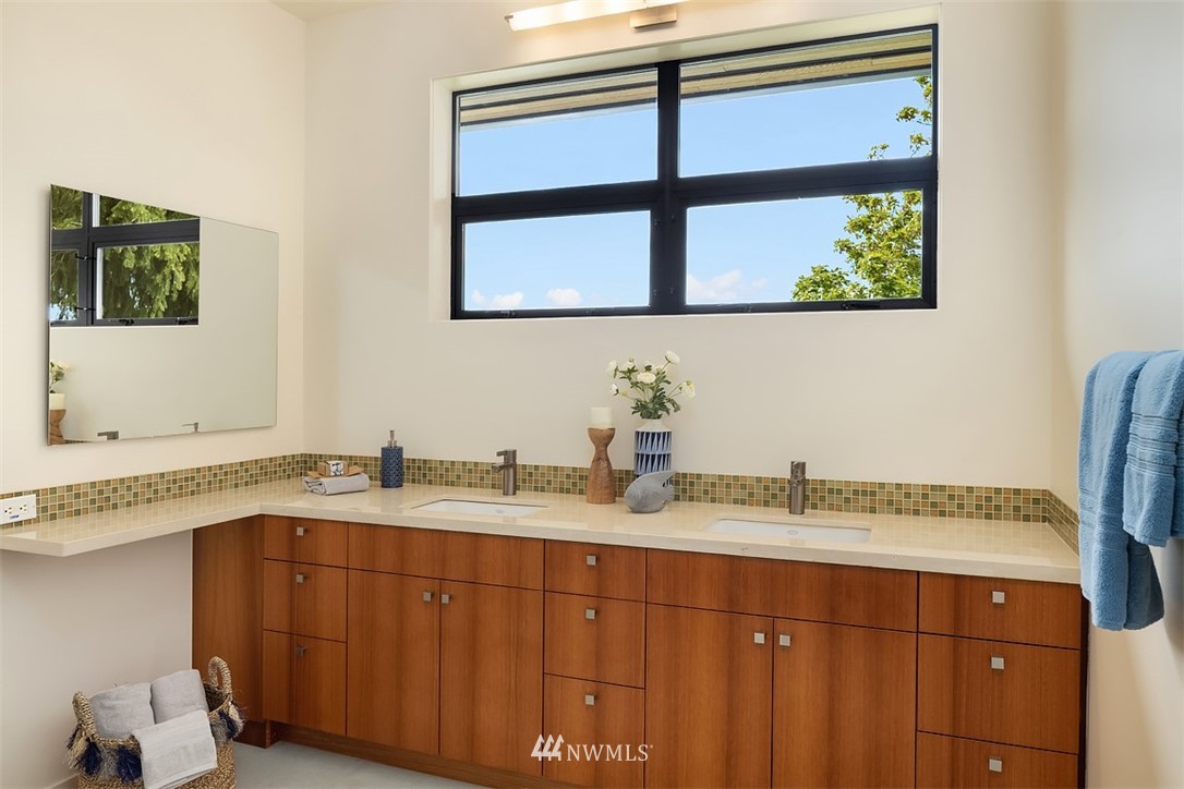 7449 West Mercer Way Mercer Island, WA 98040 - Photo 18 of 25