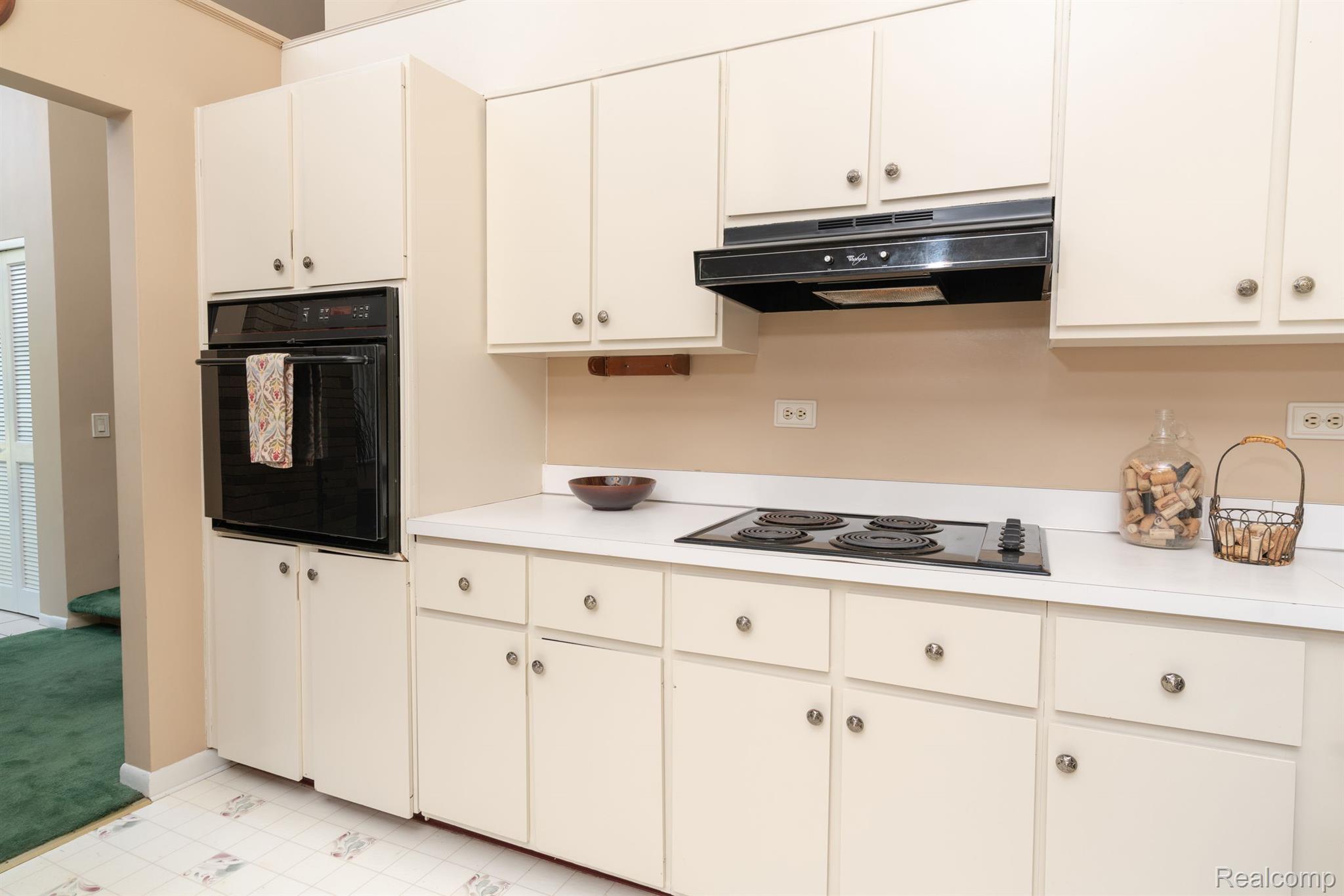 5044 Greenfield Road Brighton, MI 48114 - Photo 17 of 39 Built in oven and range
