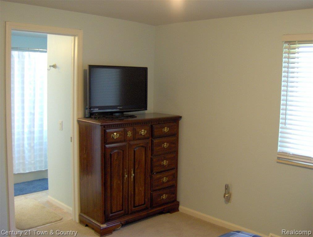 9550 Ridge Top Trail Clarkston, MI 48348 - Photo 13 of 25 MASTER BEDROOM.