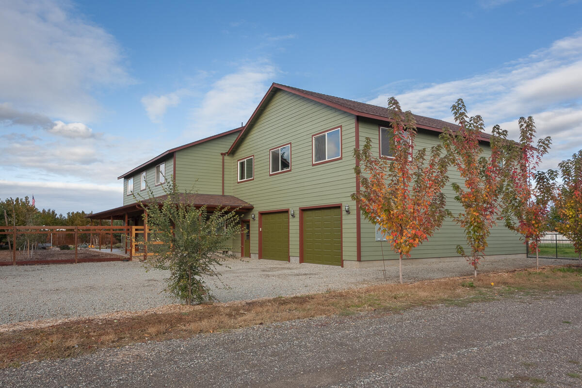 646 Raven Road Central Point, OR 97502 - Photo 73 of 74 a front view of a house with a yard and garage