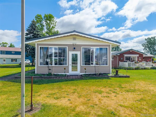$289,900 | 1656 South Riverside Drive, Au Gres, MI 48703