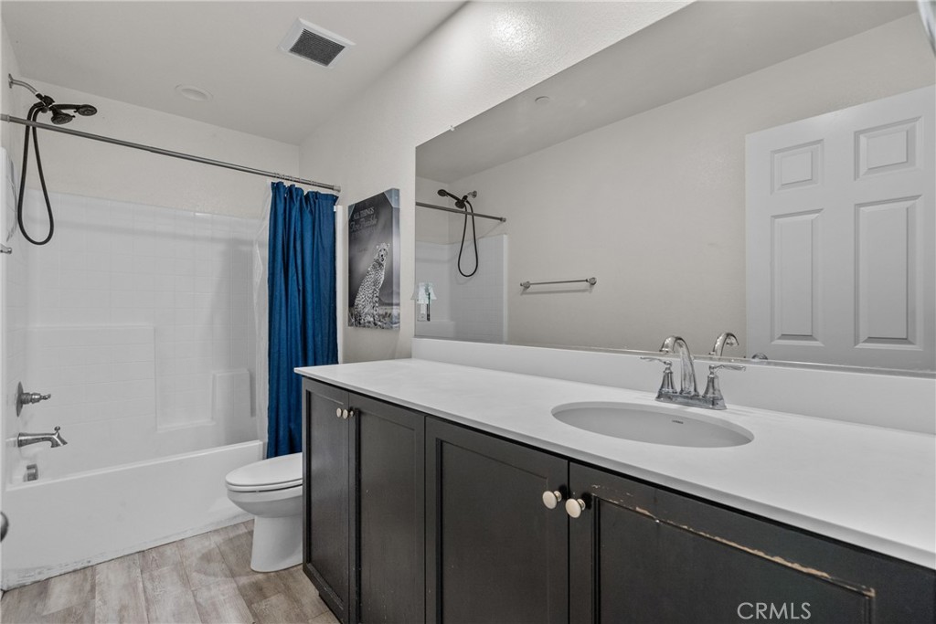 6949 Beale Road Palmdale, CA 93552 - Photo 18 of 32 a bathroom with a sink toilet double vanity and bathtub