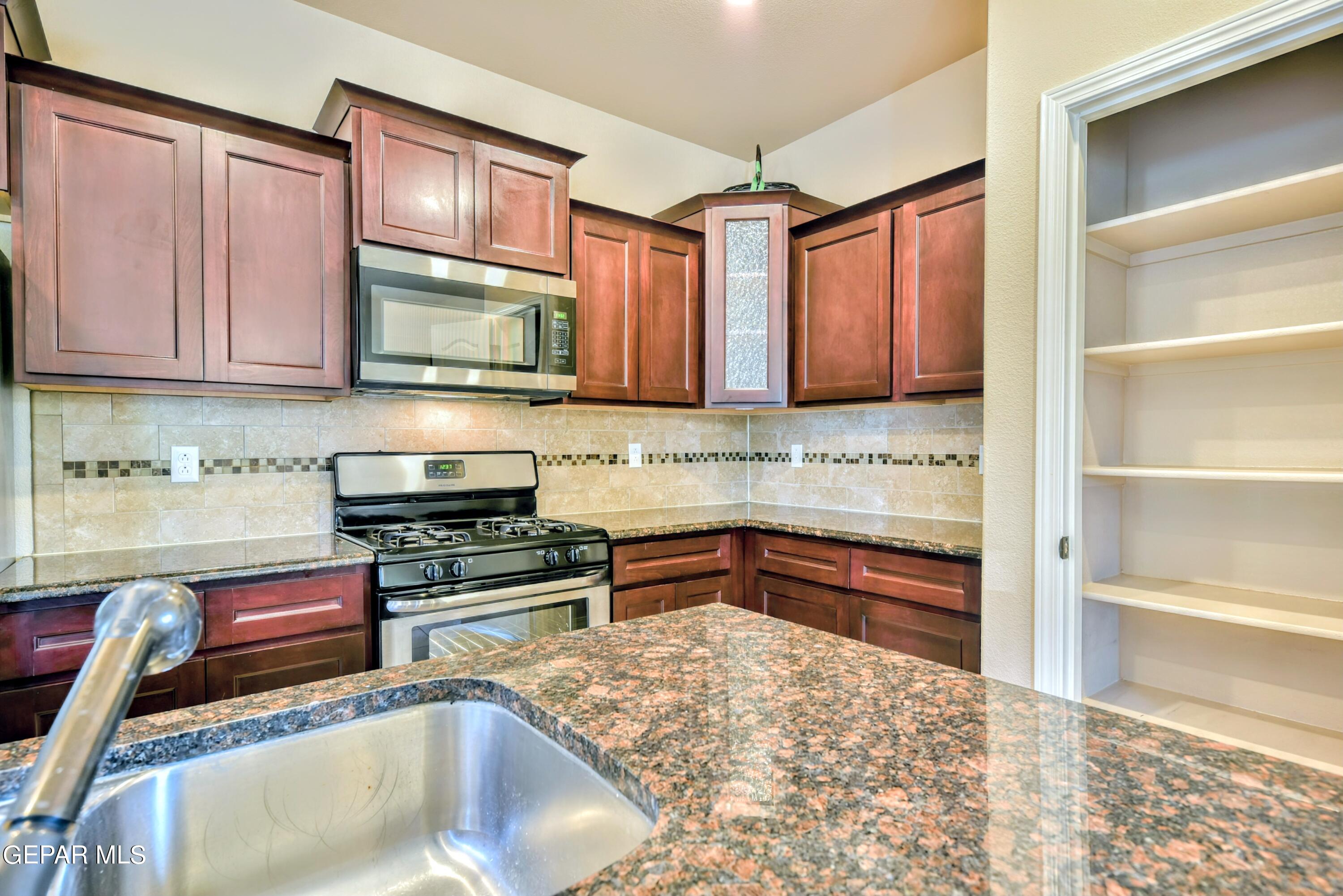 13313 Tuggle Road El Paso, TX 79928 - Photo 7 of 68 T- (90)~2