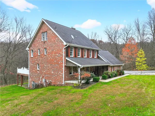 a view of a yard in front of a house