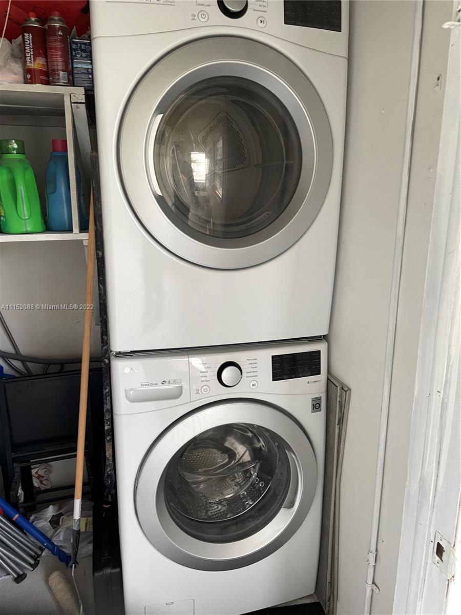 Kings Point Delray Beach, FL 33484 - Photo 15 of 69 a utility room with dryer and washer