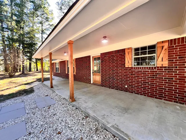 a view of a backyard with pathway