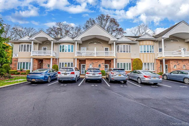 $499,000 | 66 Sarah Court, Amityville, NY 11701