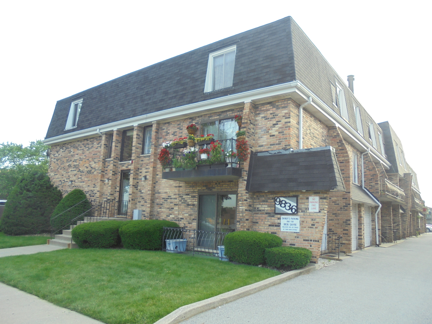 9836 Sayre Avenue, Unit 13 Chicago Ridge, IL 60415 - Photo 1 of 26 Gallery Image 1