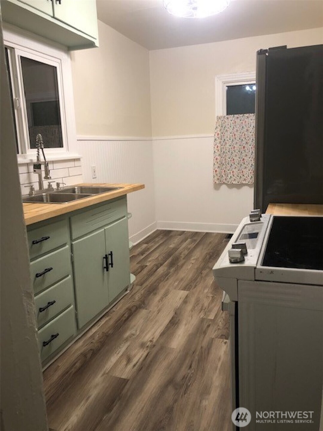 5703 North Wall Street Spokane, WA 99205 - Photo 8 of 23 a utility room with washer and dryer