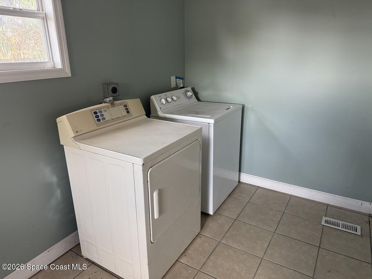 1666 Terrace Street Cocoa, FL 32922 - Photo 10 of 12 a utility room with dryer and washer